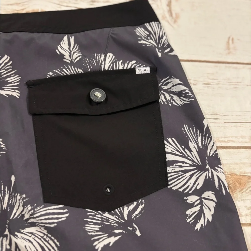 Vuori Men’s Cruise Board Shorts Gray Size 30